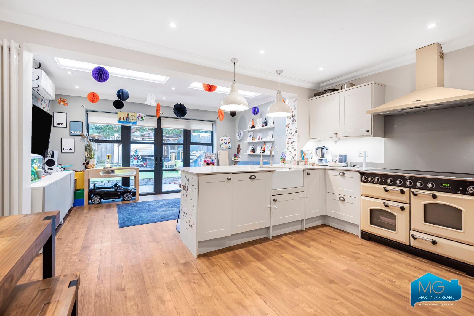 4 bedroom End of Terrace House to rent - Martyn Gerrard