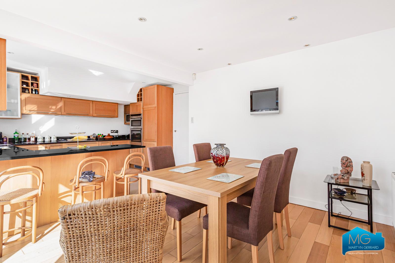 3 bedroom Semi-Detached House to rent - Martyn Gerrard