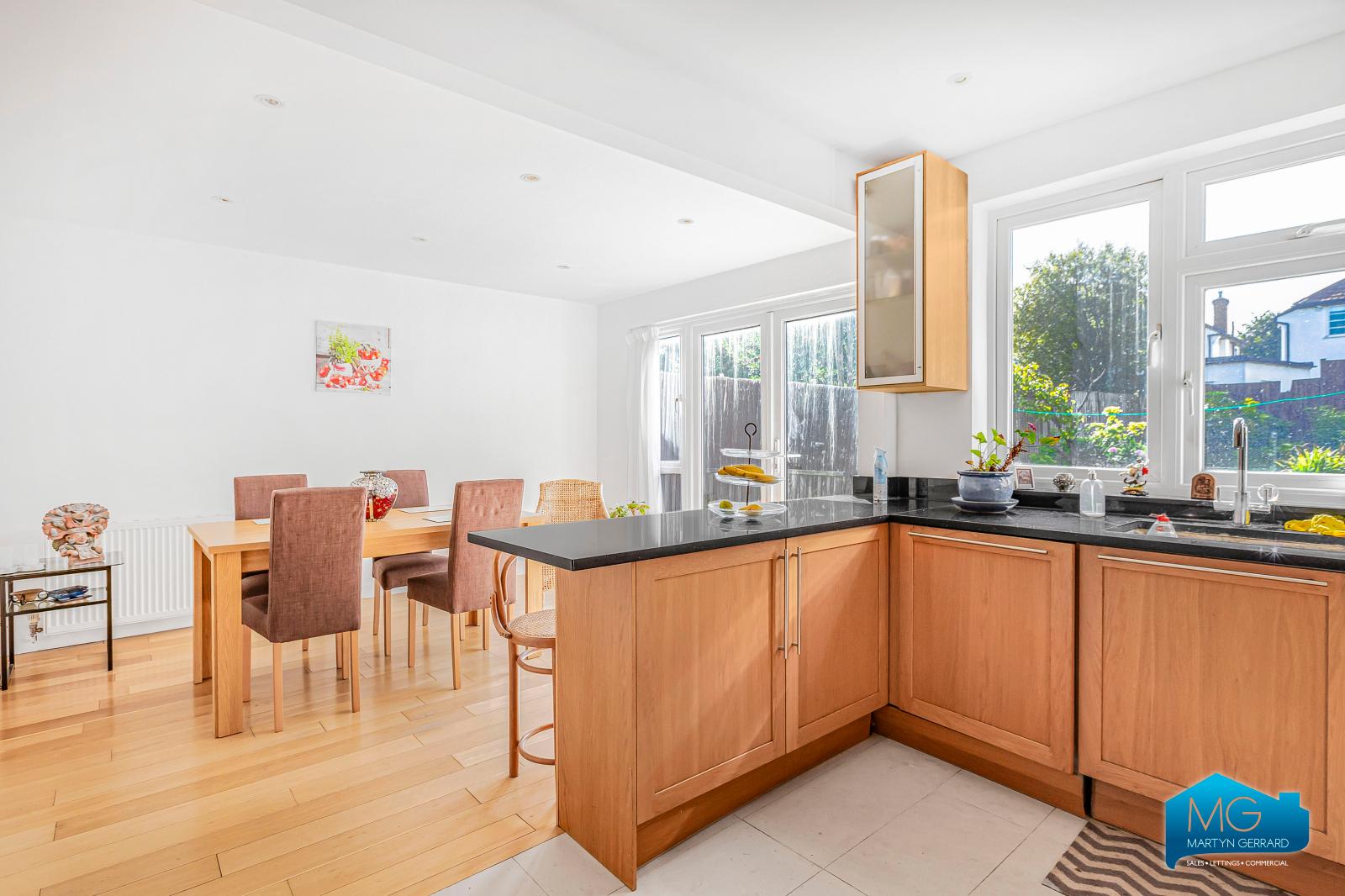 3 bedroom Semi-Detached House to rent - Martyn Gerrard