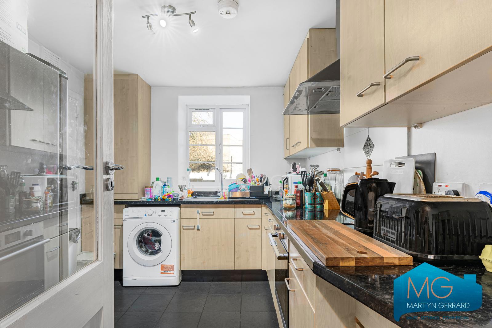 2 bedroom Ground Floor Flat to rent - Martyn Gerrard