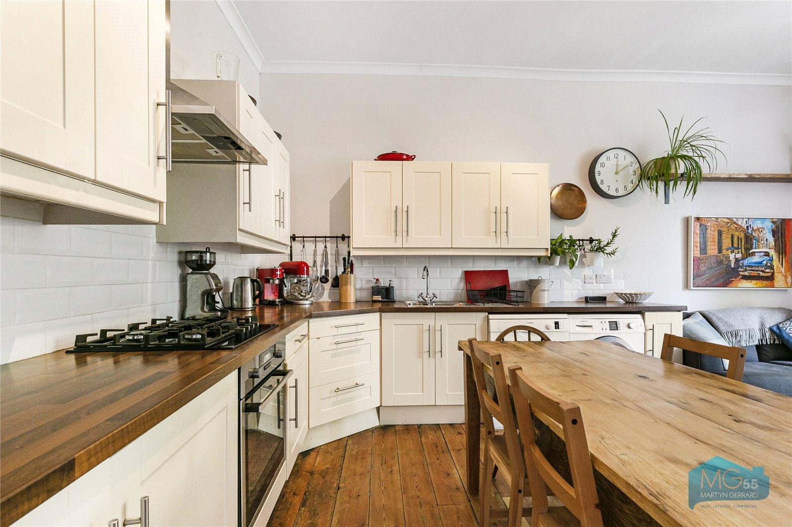 2 bedroom Apartment to rent - Martyn Gerrard