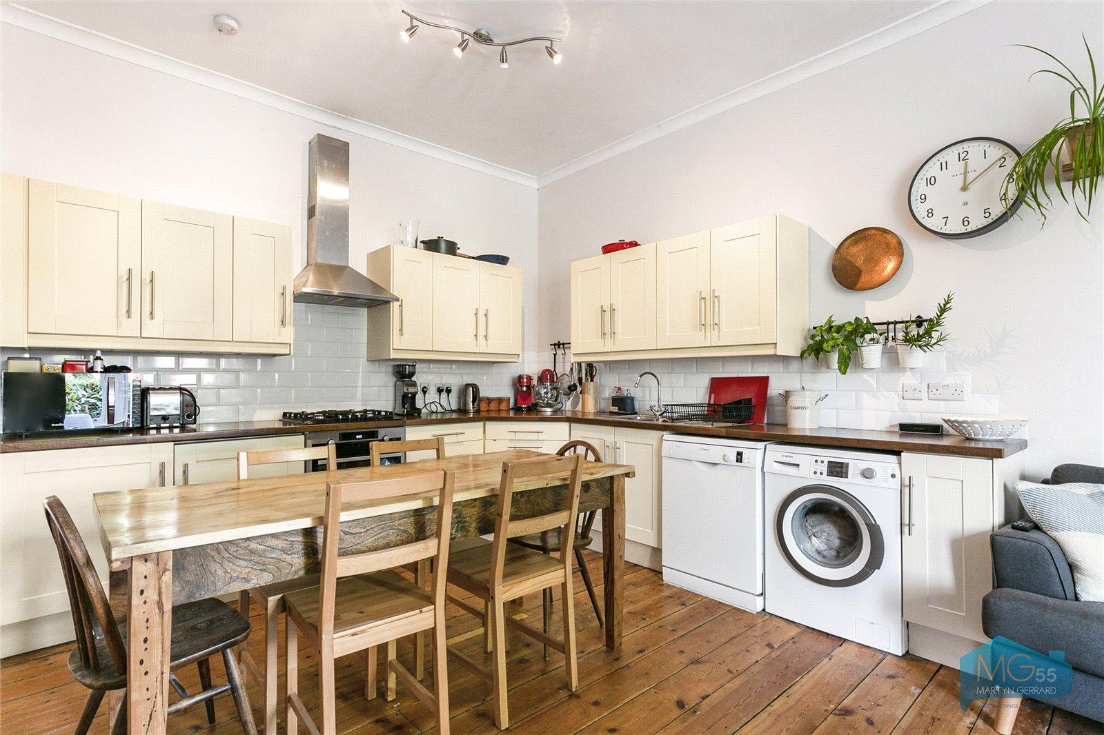 2 bedroom Apartment to rent - Martyn Gerrard