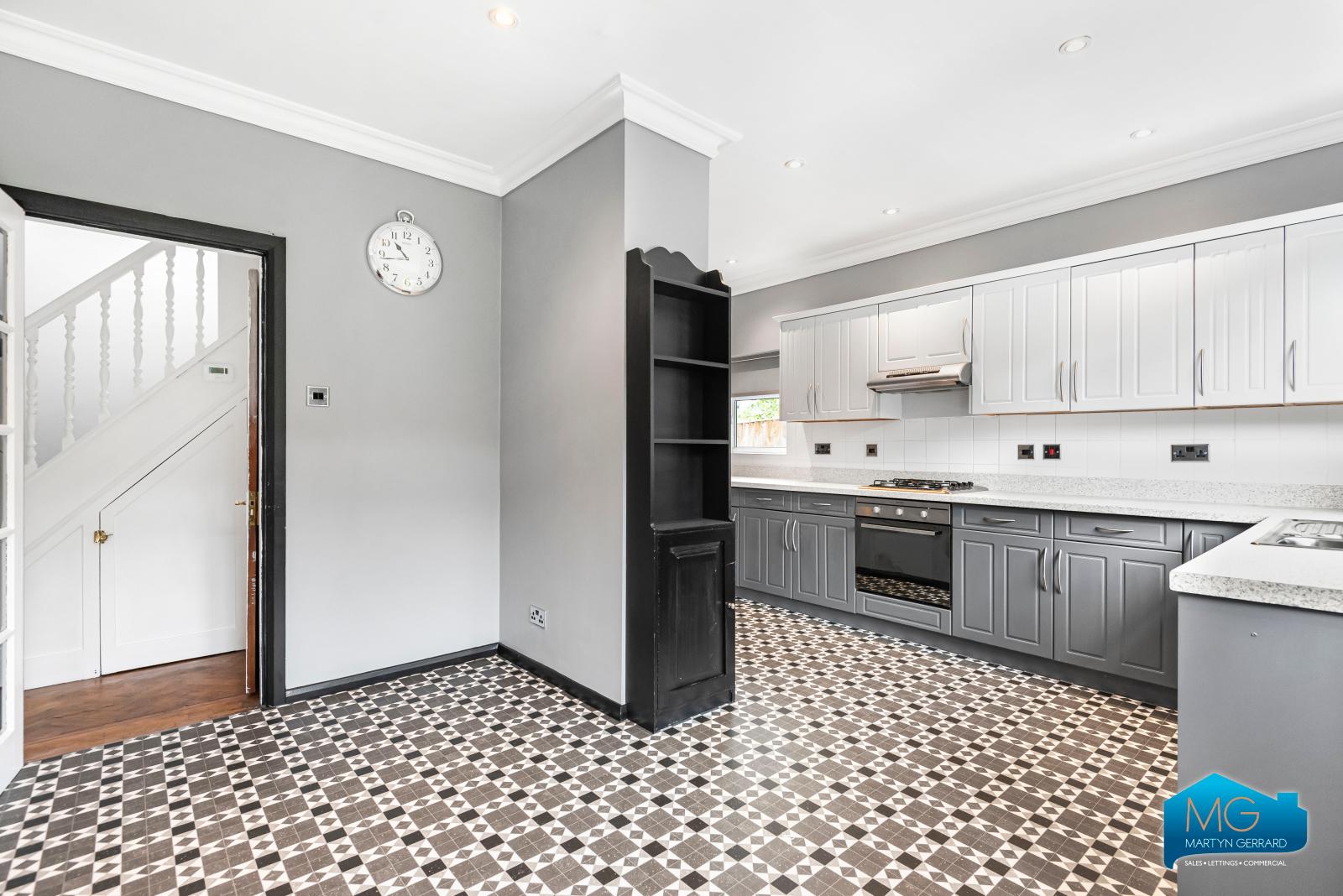 4 bedroom Semi-Detached House to rent - Martyn Gerrard