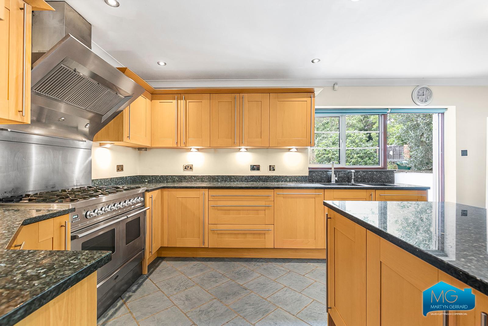 3 bedroom Semi-Detached House to rent - Martyn Gerrard