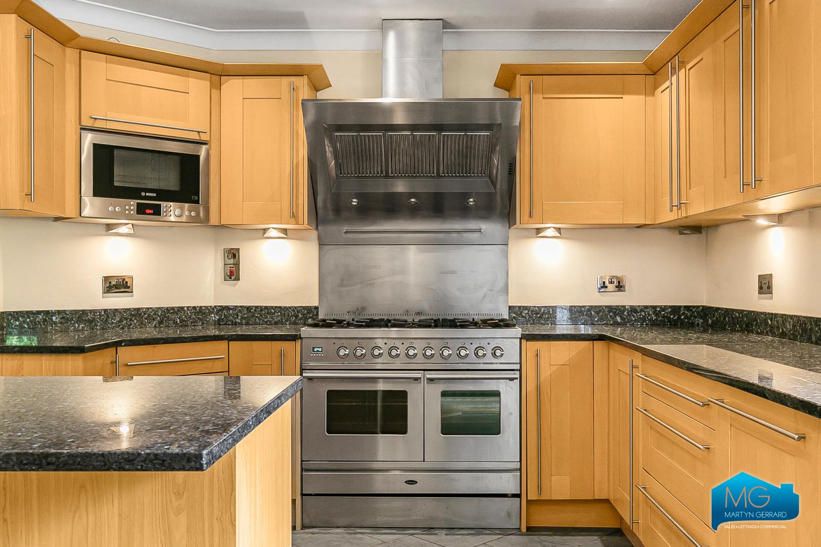 3 bedroom Semi-Detached House to rent - Martyn Gerrard