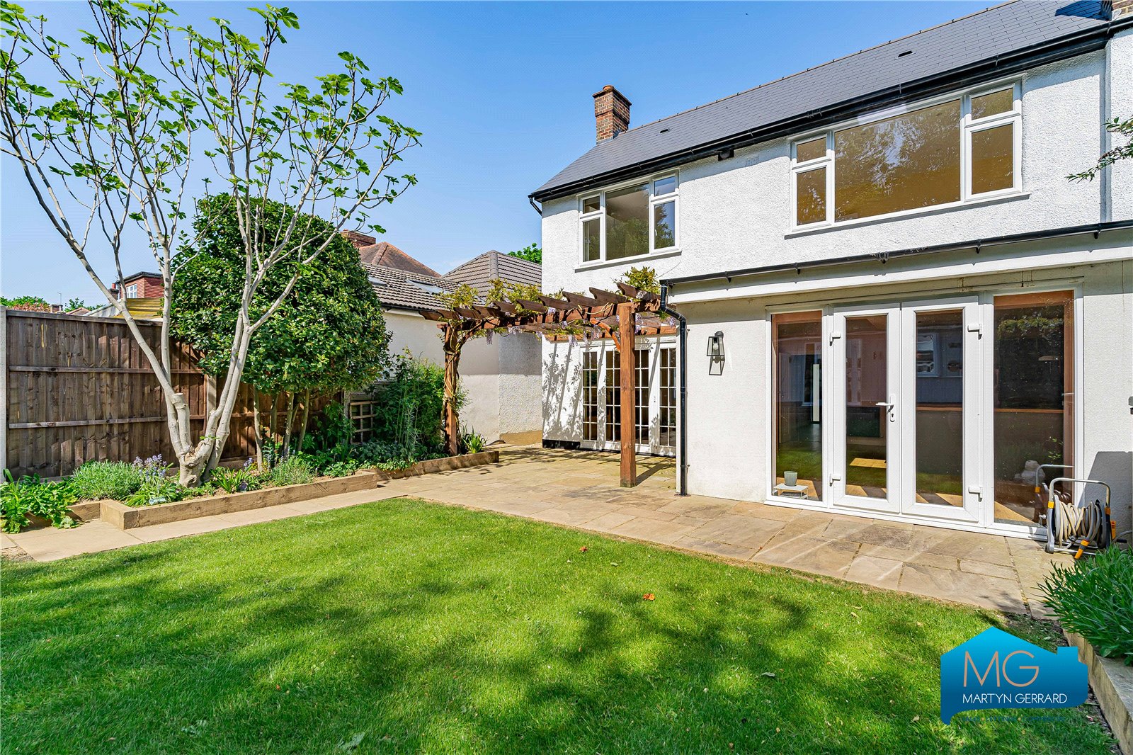 3 bedroom Semi-Detached House to rent - Martyn Gerrard