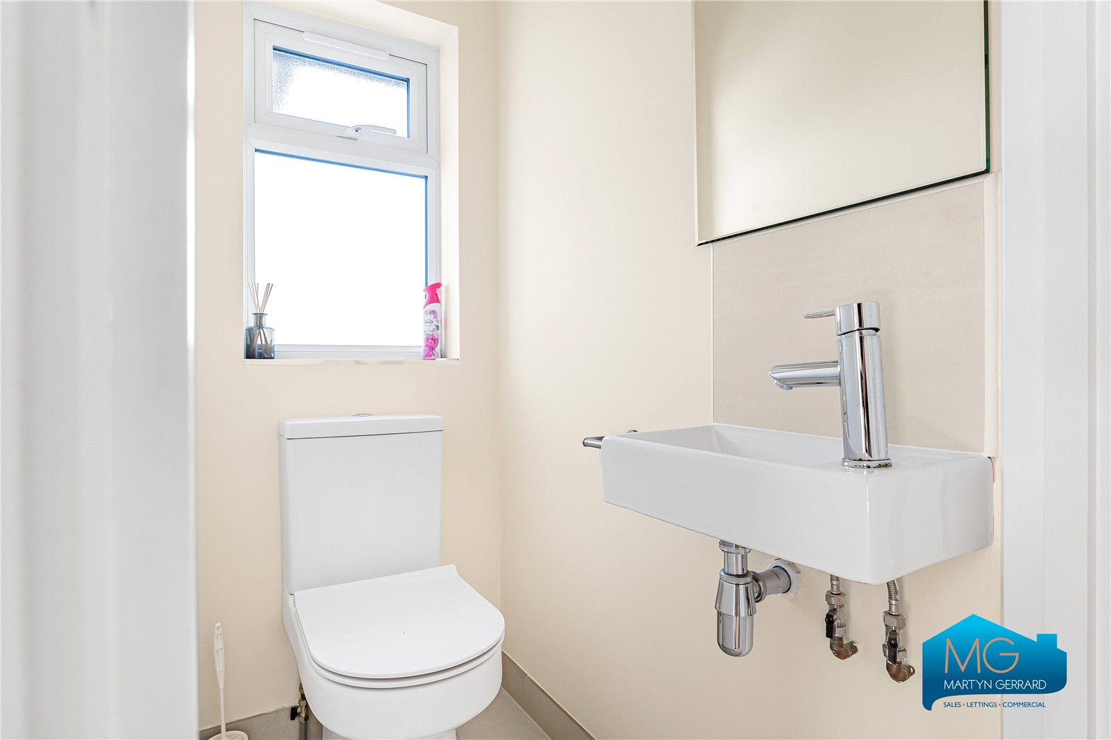3 bedroom Semi-Detached House to rent - Martyn Gerrard