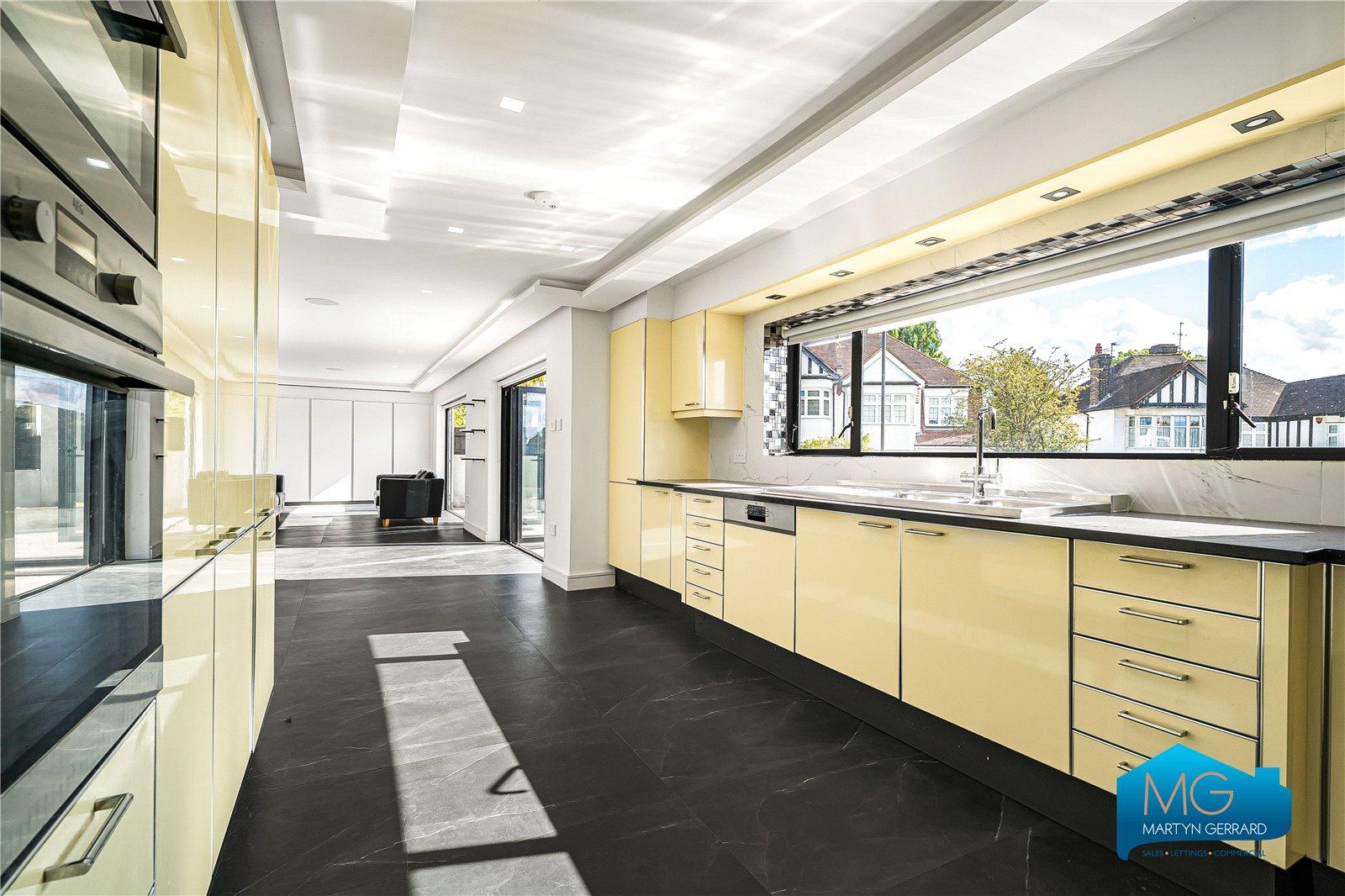 5 bedroom Detached House to rent - Martyn Gerrard