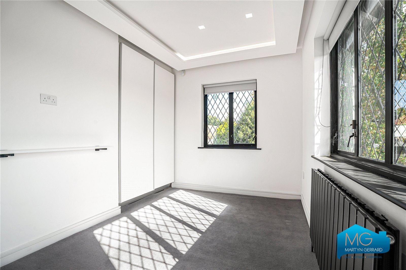 5 bedroom Detached House to rent - Martyn Gerrard