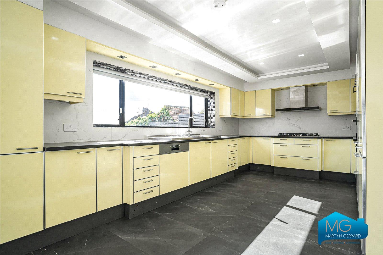 5 bedroom Detached House to rent - Martyn Gerrard