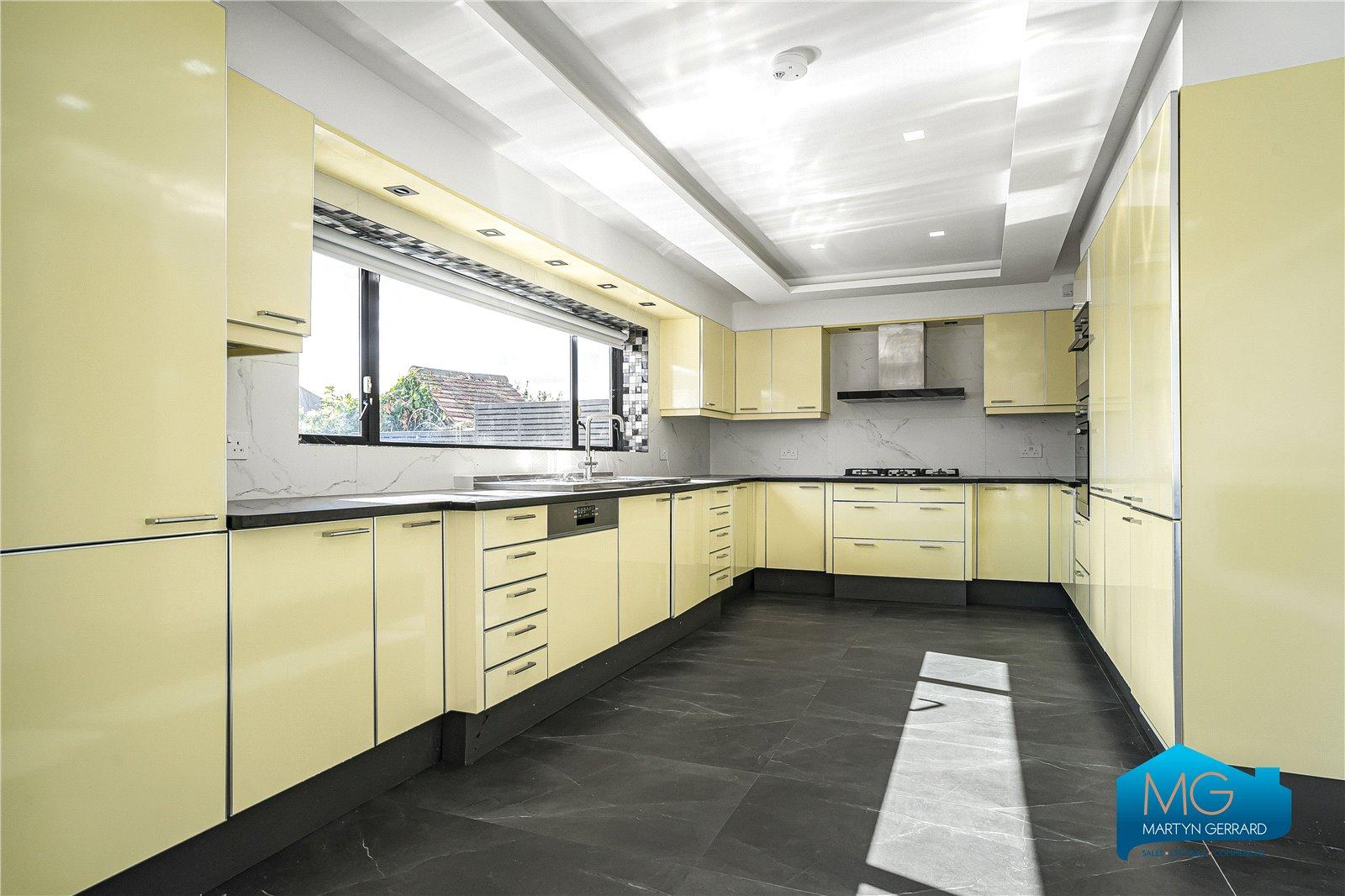 5 bedroom Detached House to rent - Martyn Gerrard