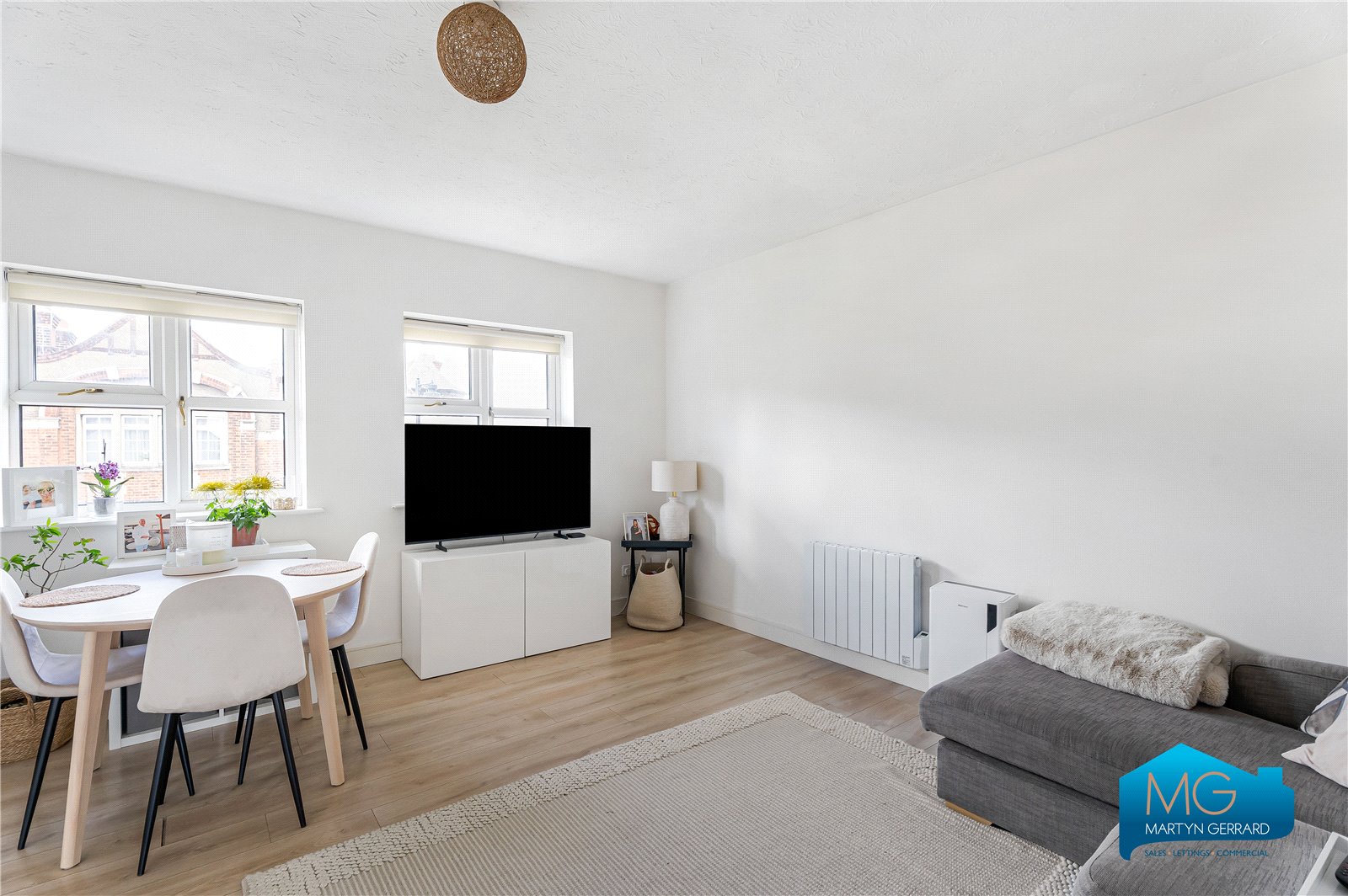 2 bedroom Apartment to rent - Martyn Gerrard