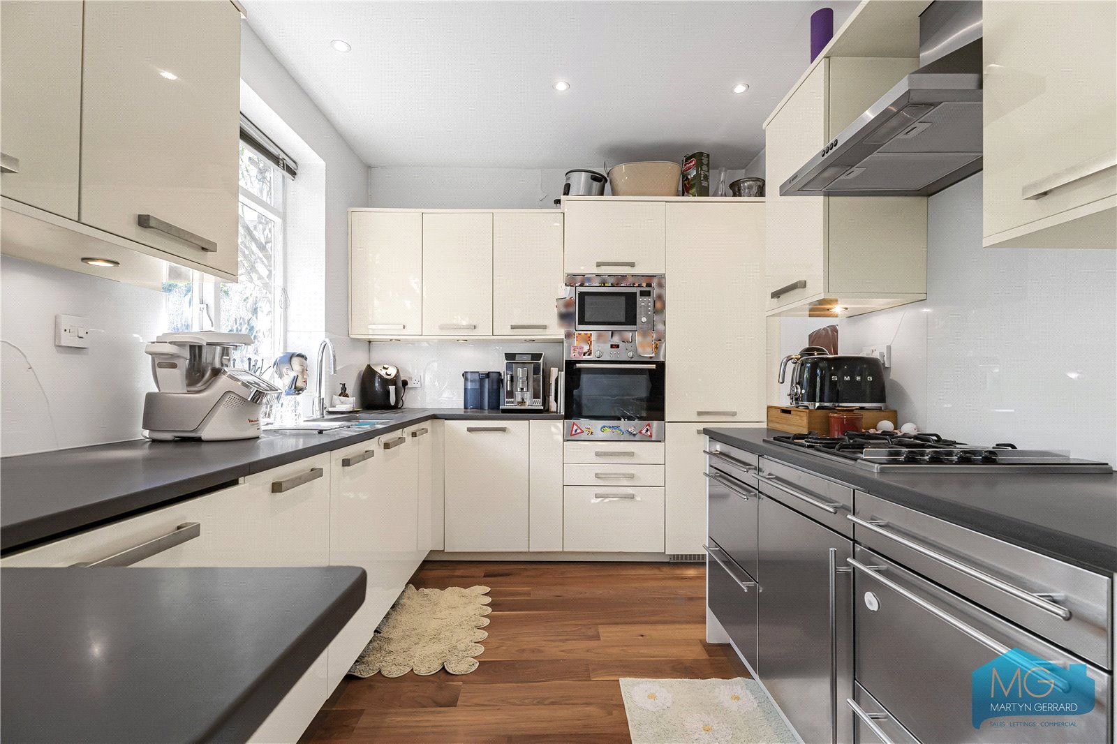 2 bedroom Apartment to rent - Martyn Gerrard