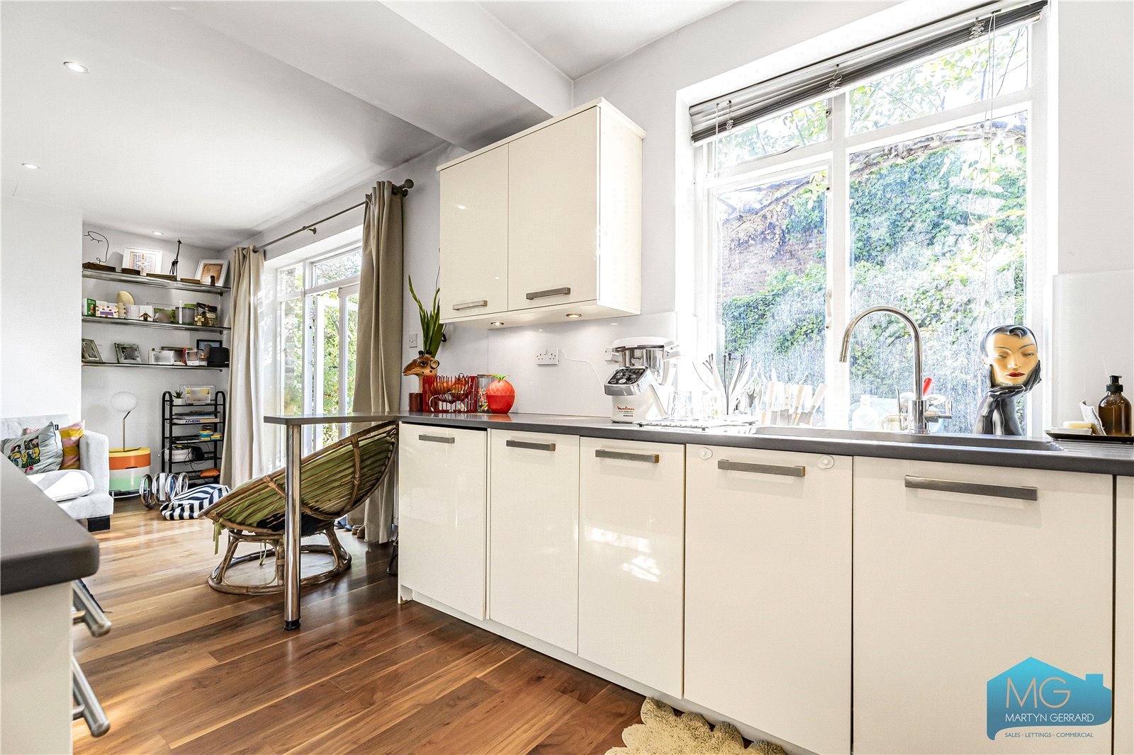 2 bedroom Apartment to rent - Martyn Gerrard