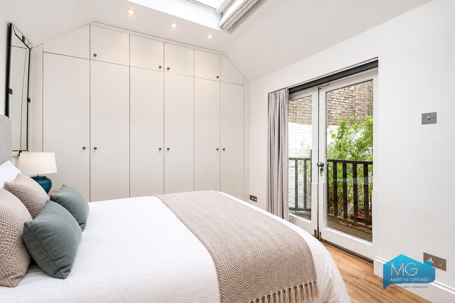 2 bedroom Apartment for sale - Martyn Gerrard