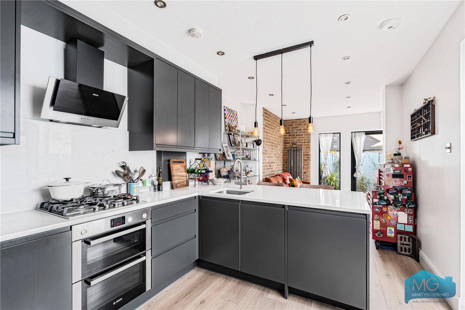 2 bedroom Apartment for sale - Martyn Gerrard