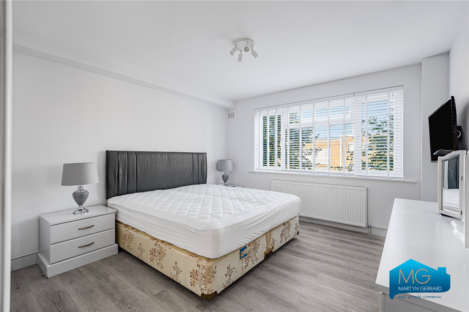 2 bedroom Apartment to rent - Martyn Gerrard