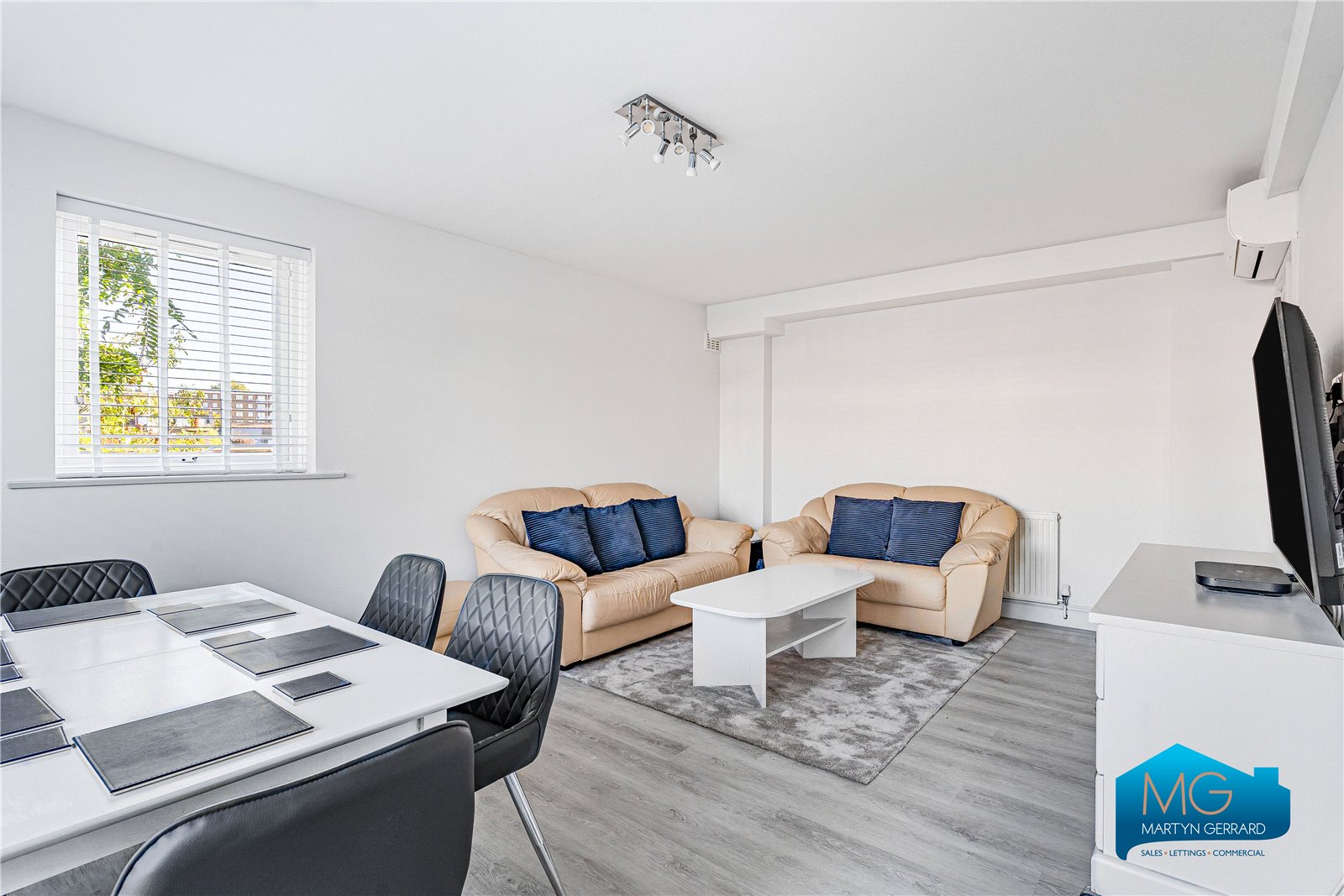 2 bedroom Apartment to rent - Martyn Gerrard