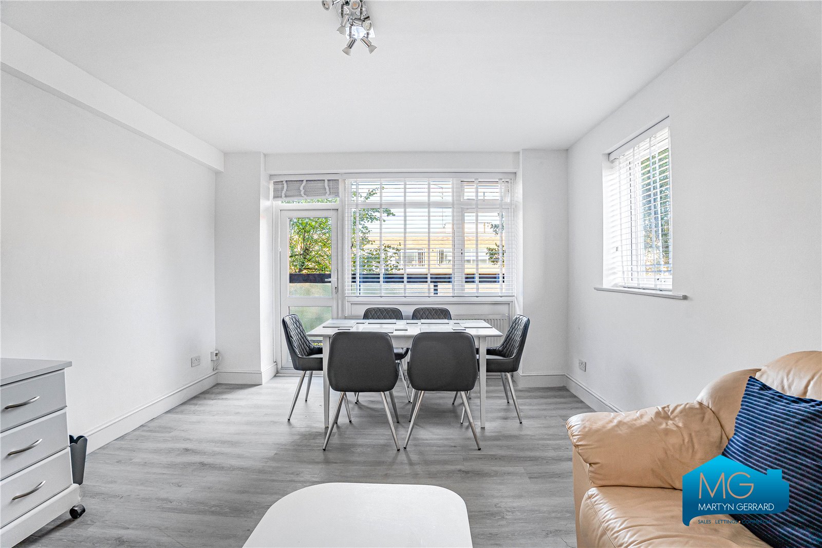 2 bedroom Apartment to rent - Martyn Gerrard