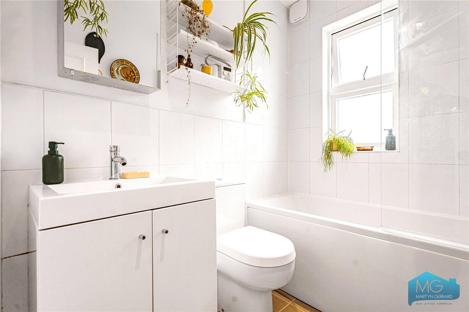 2 bedroom Apartment for sale - Martyn Gerrard