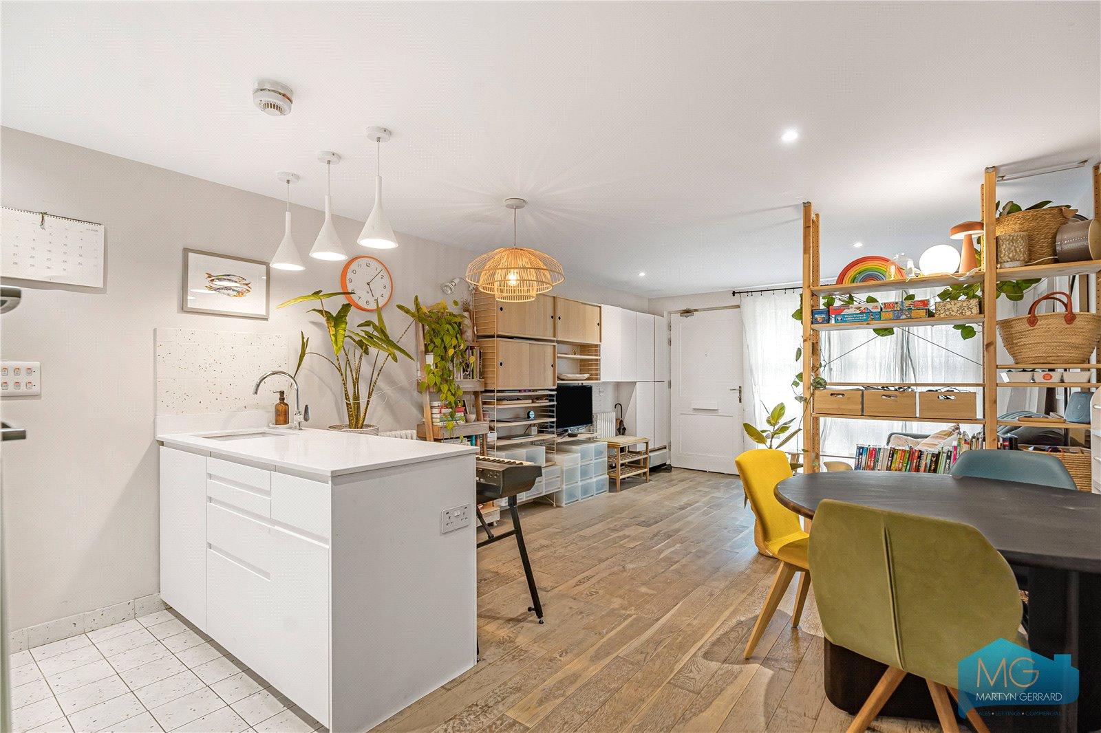 2 bedroom Apartment for sale - Martyn Gerrard