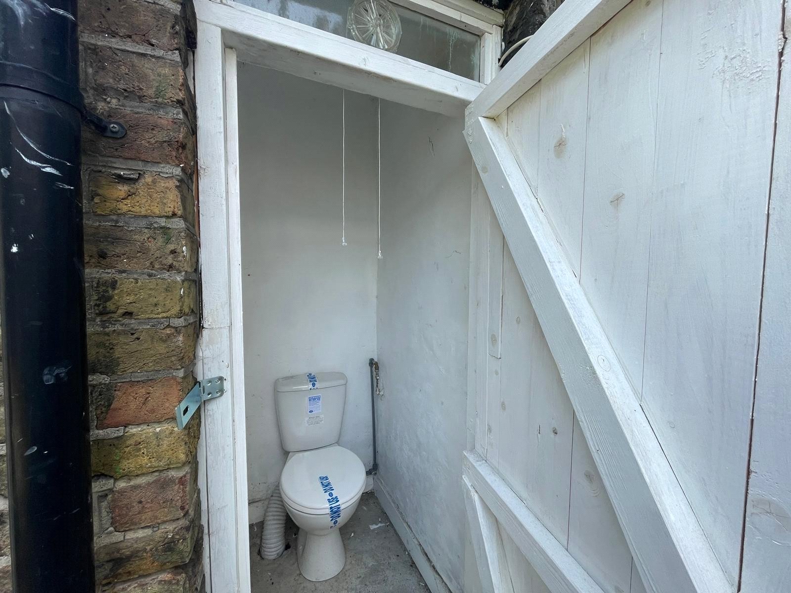2 bedroom house for sale in London | Robinson Jackson