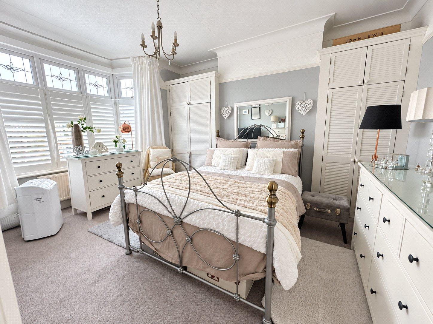 3 bedroom house for sale in London | Robinson Jackson