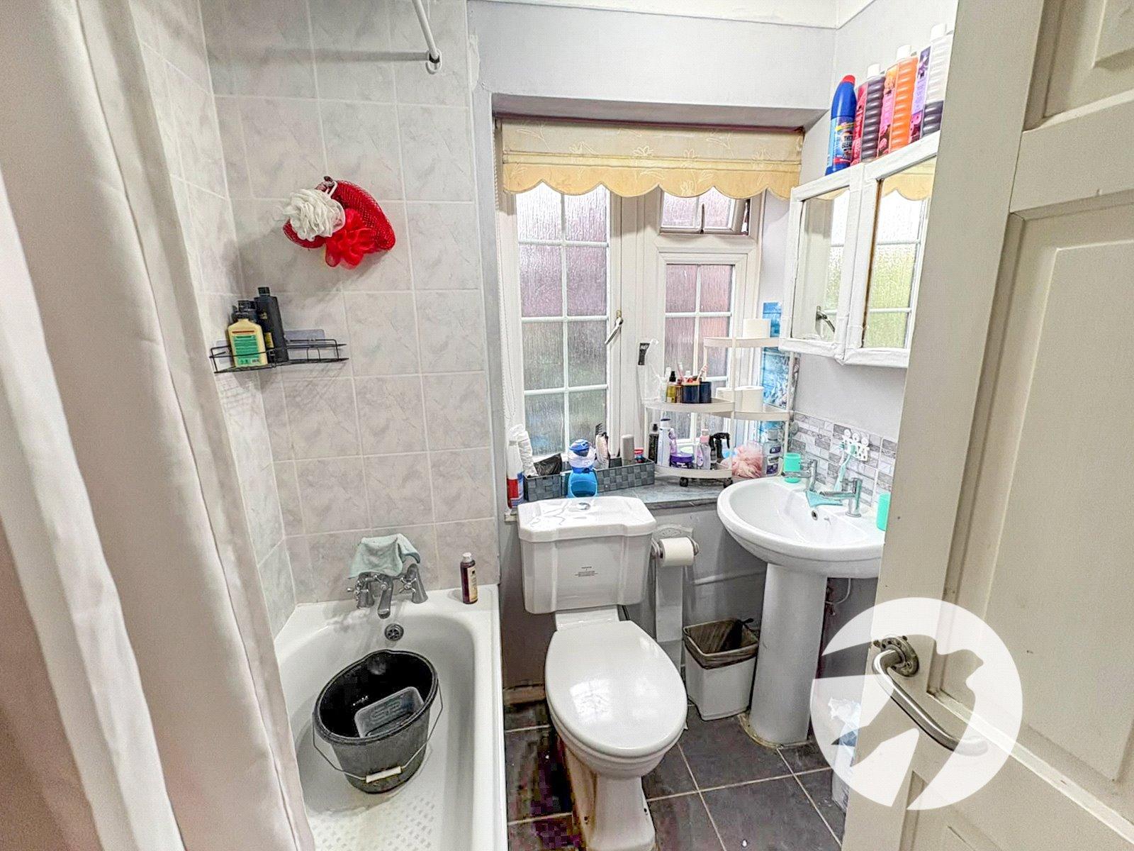 2 bedroom house for sale in London | Robinson Jackson