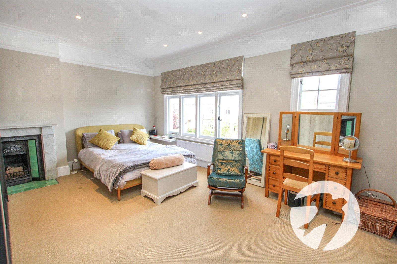 3 bedroom house for sale in London | Robinson Jackson
