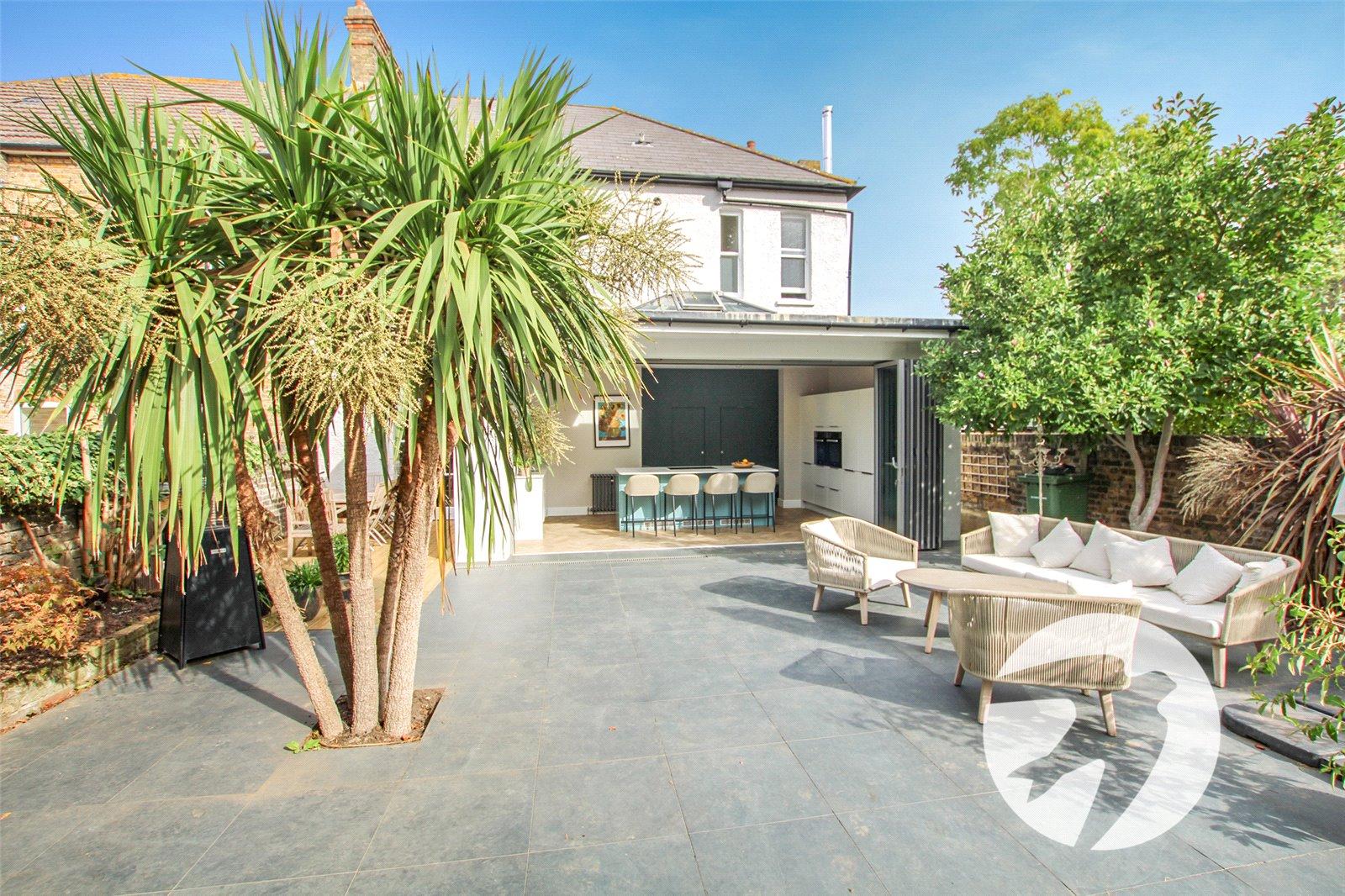 3 bedroom house for sale in London | Robinson Jackson