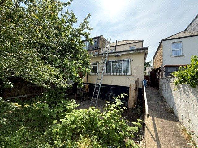 3 bedroom house for sale in London | Robinson Jackson