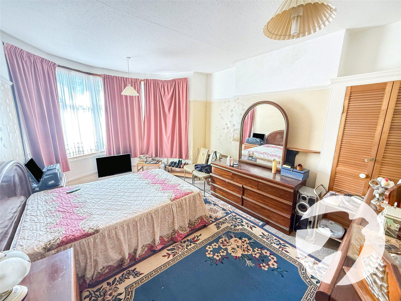 3 bedroom house for sale in London | Robinson Jackson