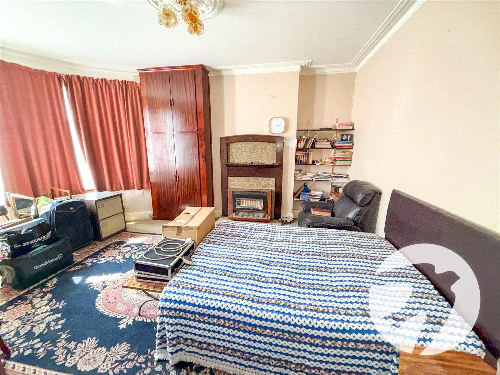 3 bedroom house for sale in London | Robinson Jackson