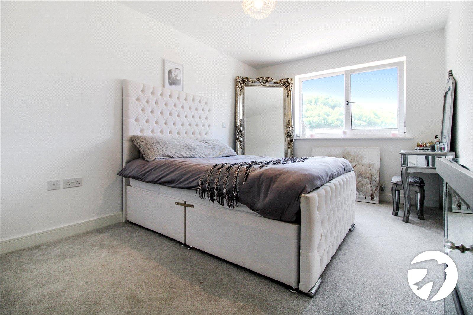 1 bedroom property to rent in Castle Hill | Robinson Michael & Jackson