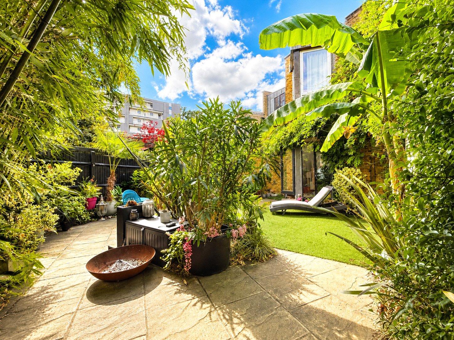 2 bedroom property for sale in London | Robinson Jackson