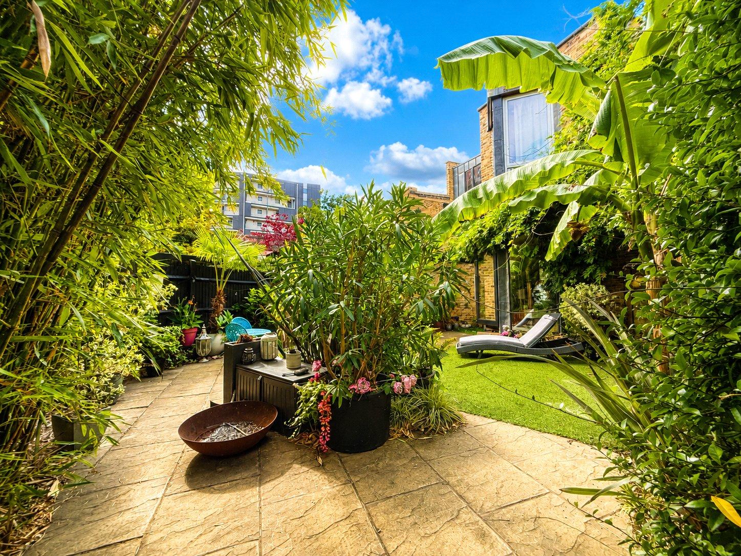 2 bedroom property for sale in London | Robinson Jackson