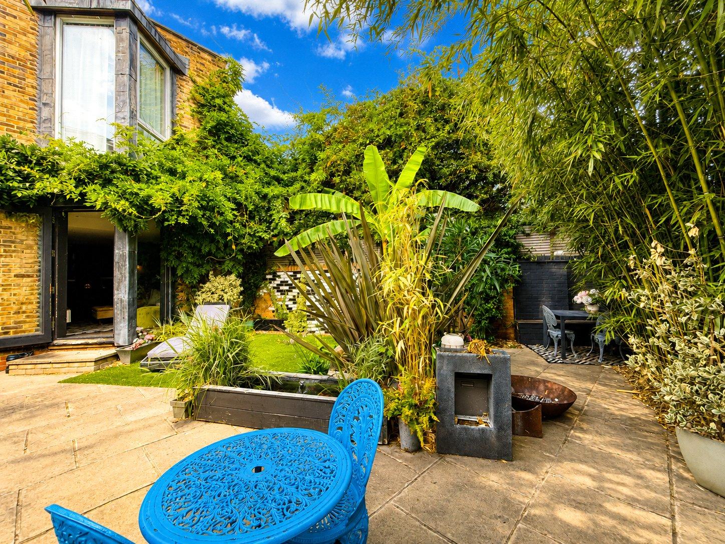2 bedroom property for sale in London | Robinson Jackson