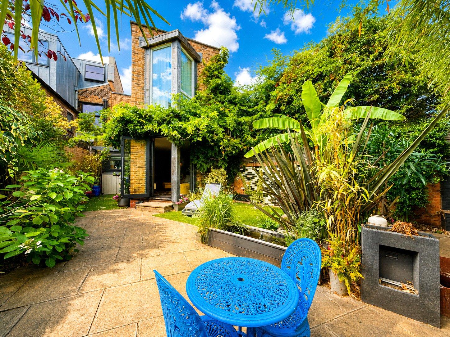 2 bedroom property for sale in London | Robinson Jackson