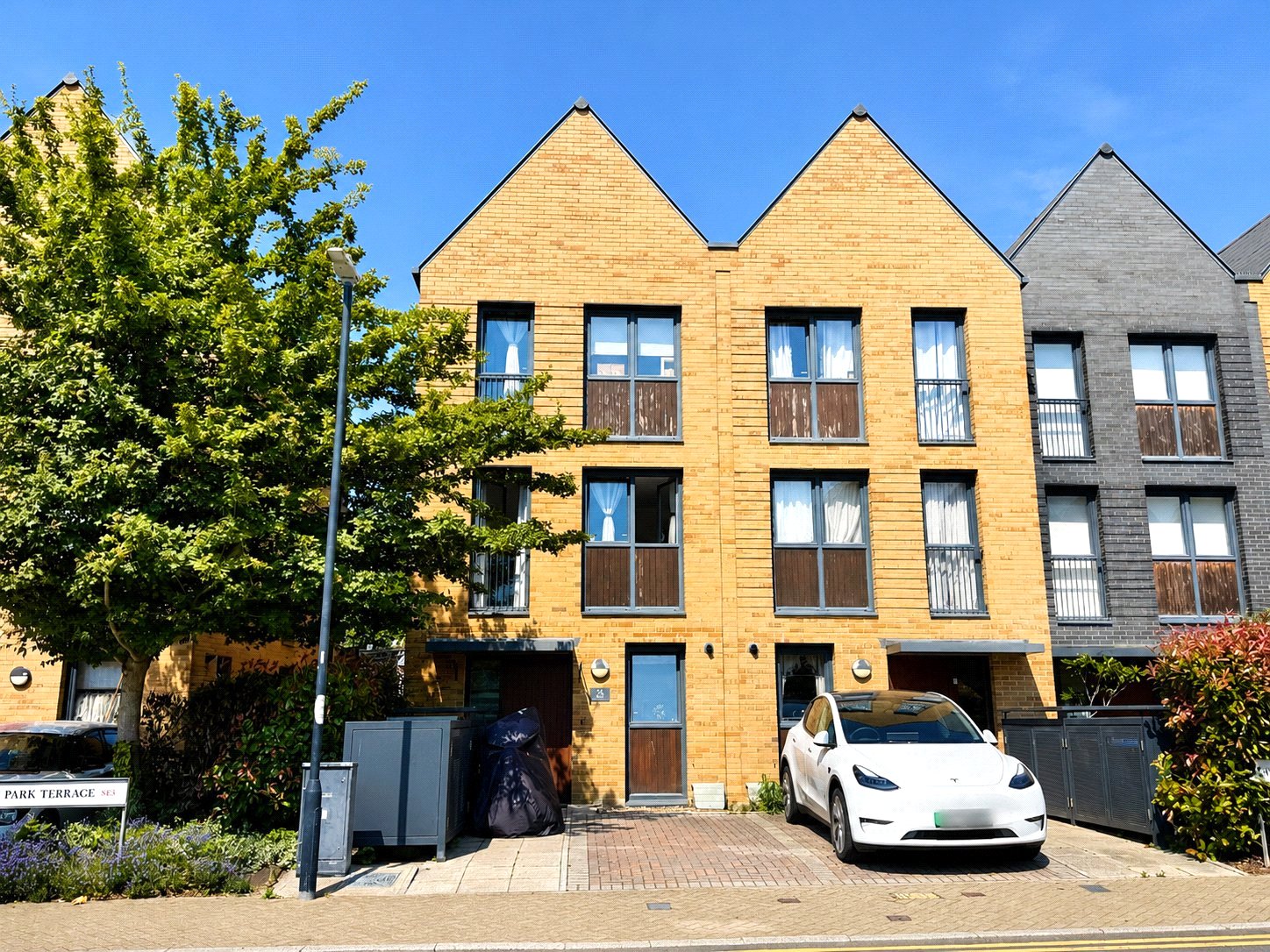 3 bedroom house for sale in London | Robinson Jackson