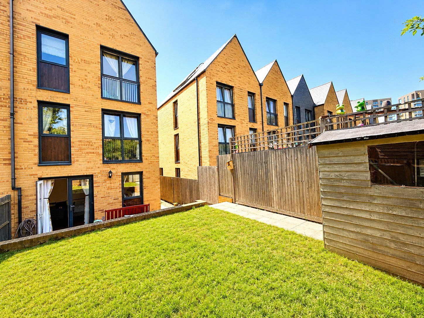 3 bedroom house for sale in London | Robinson Jackson