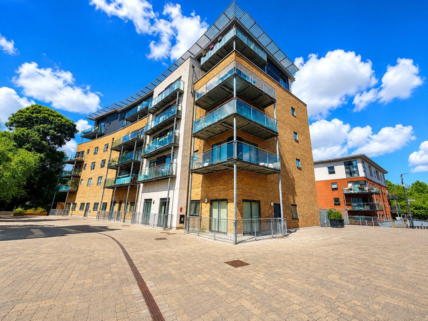 3 bedroom property for sale in London | Robinson Jackson