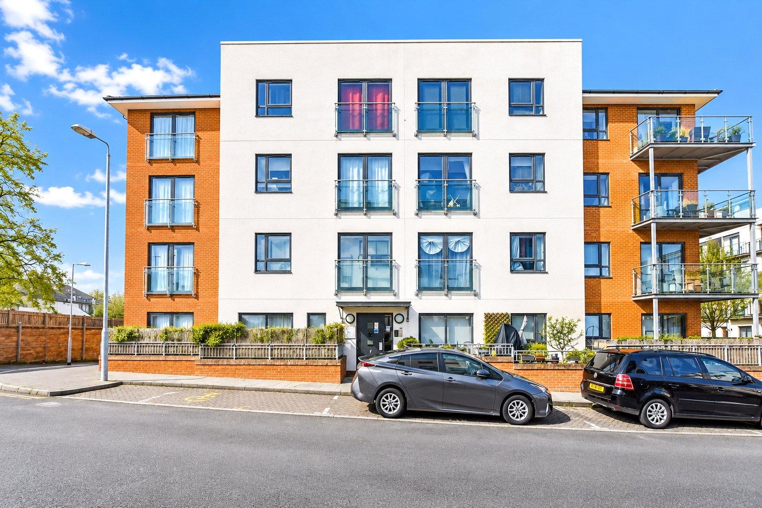 3 bedroom property for sale in London | Robinson Jackson