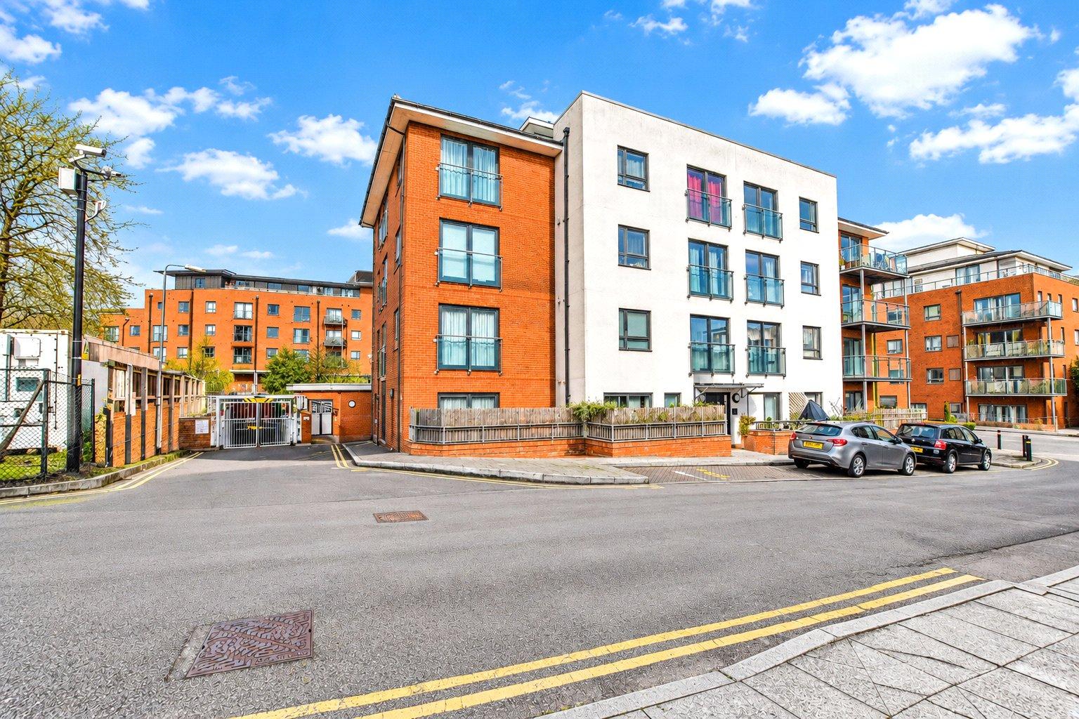 3 bedroom property for sale in London | Robinson Jackson