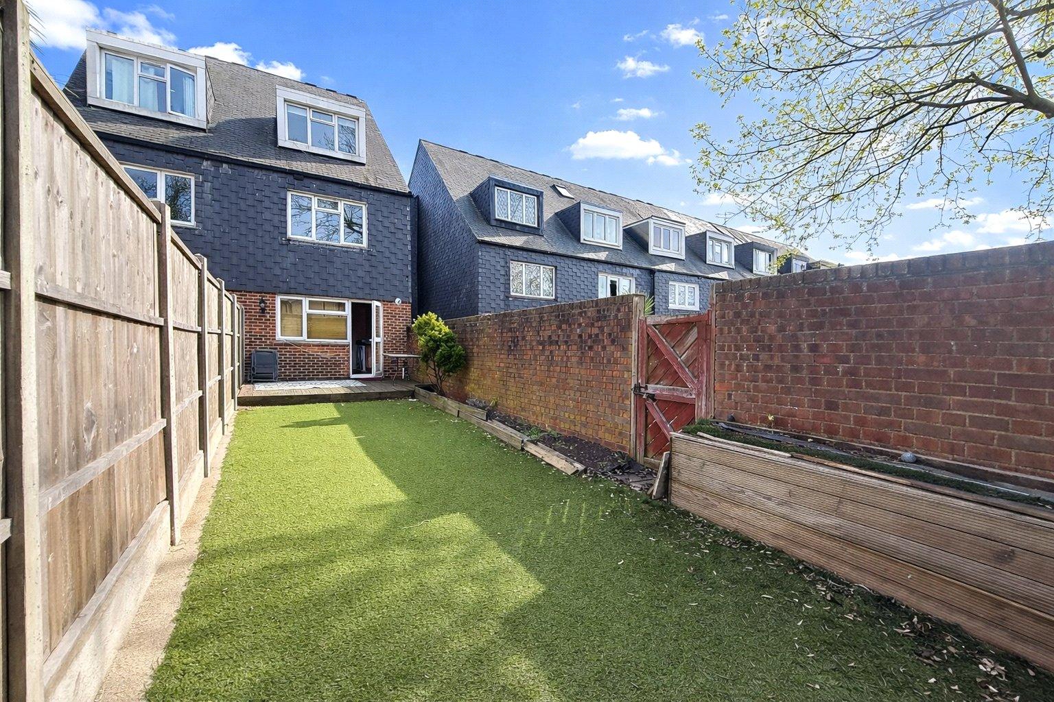 3 bedroom property for sale in London | Robinson Jackson