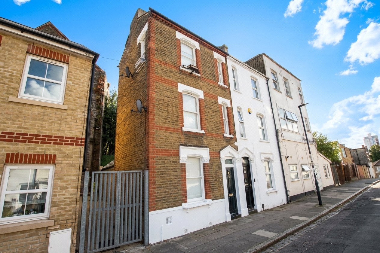2 bedroom house for sale in Plumstead Common | Robinson Jackson