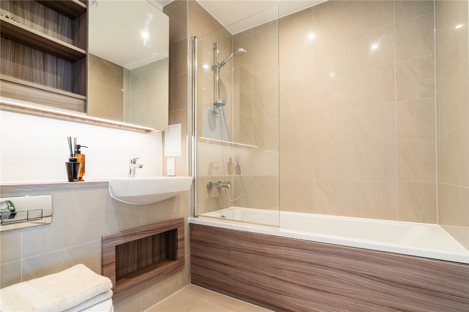 2 bedroom property to rent in London | 
