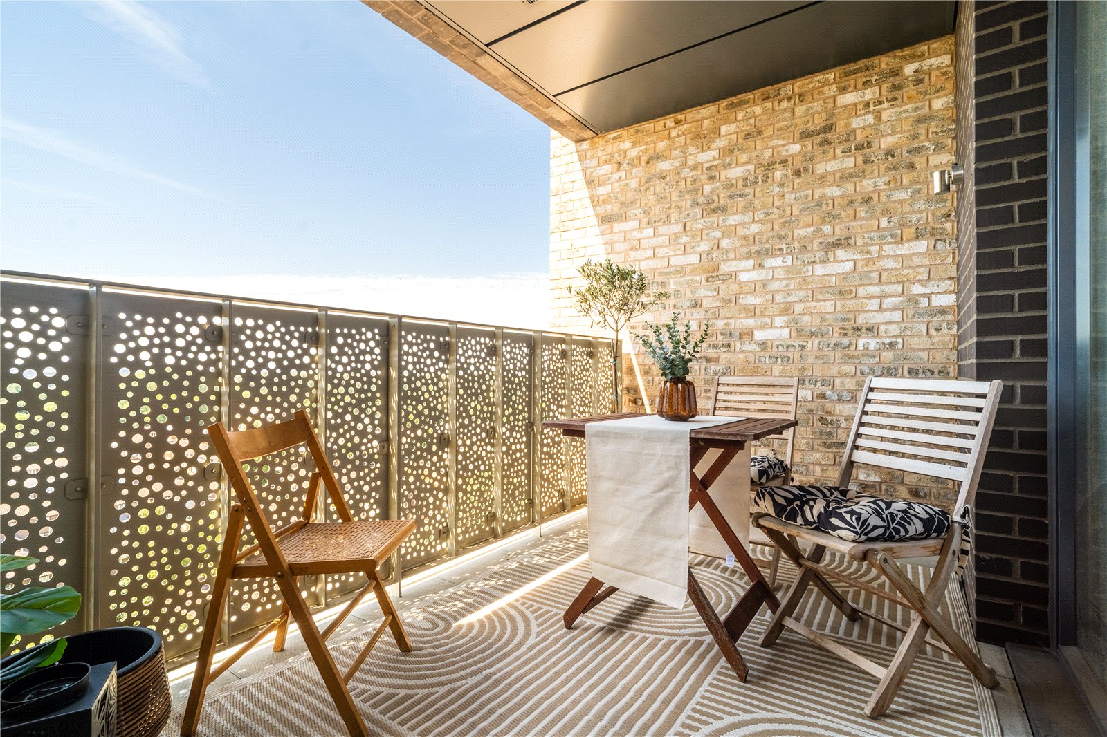 2 bedroom property to rent in London | 