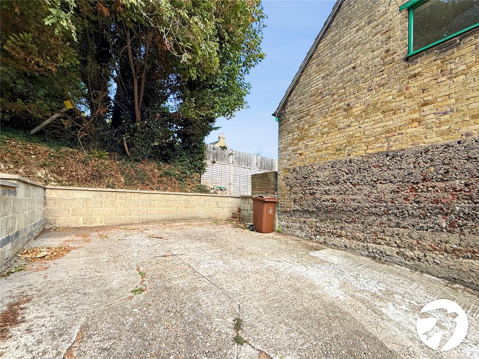 3 bedroom house to rent in Vicarage Road | Robinson Michael & Jackson