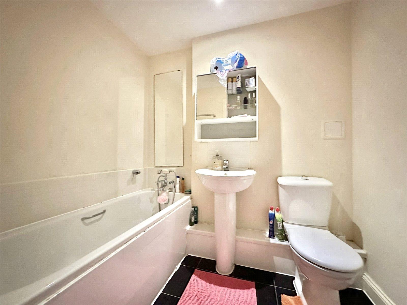 2 bedroom property for sale in Greenhithe | Robinson Jackson
