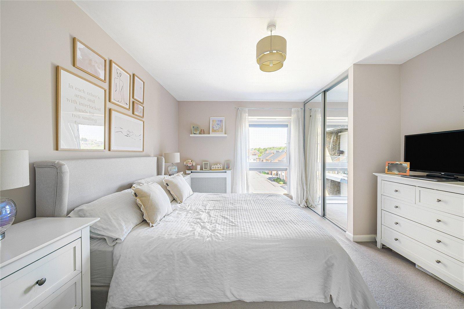 2 bedroom property for sale in Greenhithe | Robinson Jackson